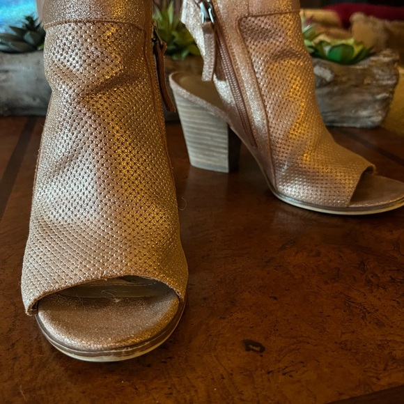 Elegant Women's Naturalizer Peep-Toe Heeled Sandals - Rose Gold - Picture 1 of 6